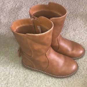 Brown boots with bow